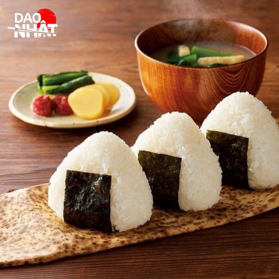 Cách làm cơm nắm cá ngừ với nguyên liệu đơn giản