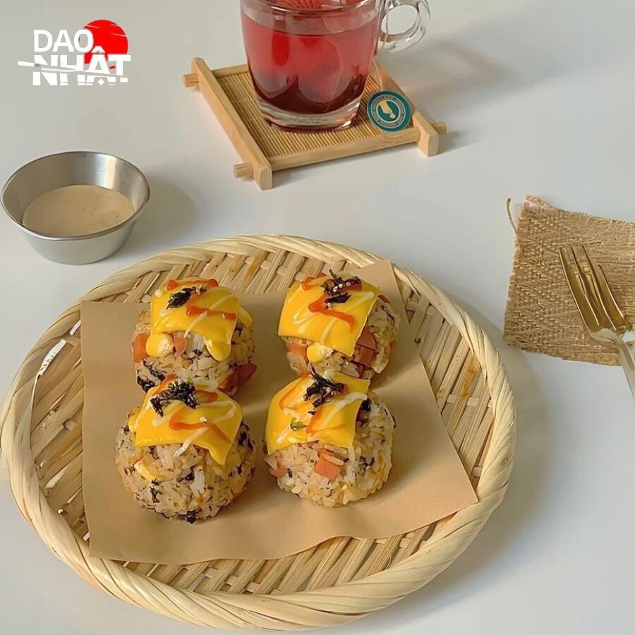 Cách làm cơm nắm phiên bản cây nhà lá vườn