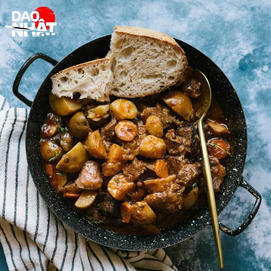 Thưởng thức món thịt bò hầm khoai tây cùng bánh mì