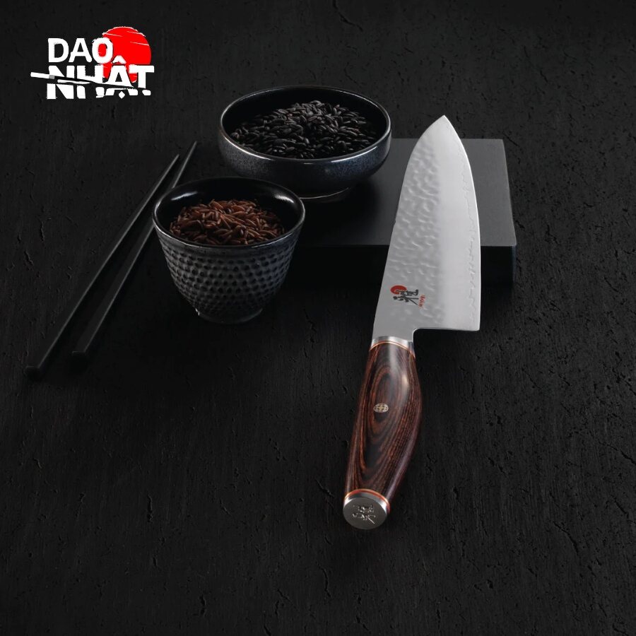Dao Miyabi được chế tác từ chất liệu thép cao cấp