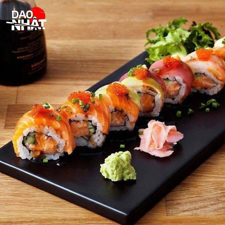 Dùng dao ướt để cắt sushi thành những khoanh vừa ăn