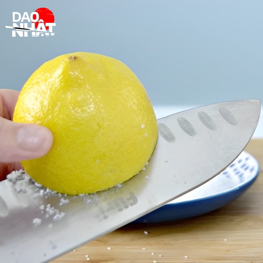 Dùng nước chanh và muối xử lý dao bị rỉ sét