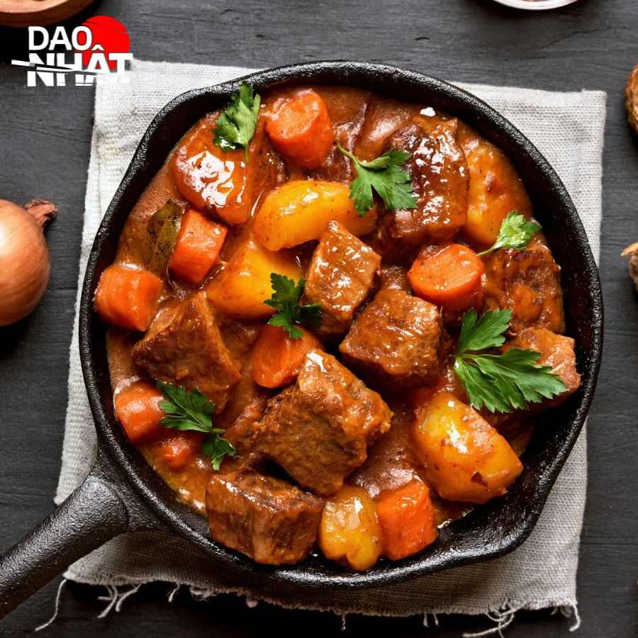 Thêm khoai tây và cà rốt vào thịt bò hầm