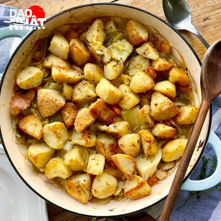 Chiên sơ khoai tây trước khi hầm với thịt bò