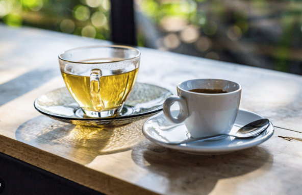 uong-7-8-ly-ca-phe-tra-va-nuoc-moi-ngay-giup-song-lau-hon