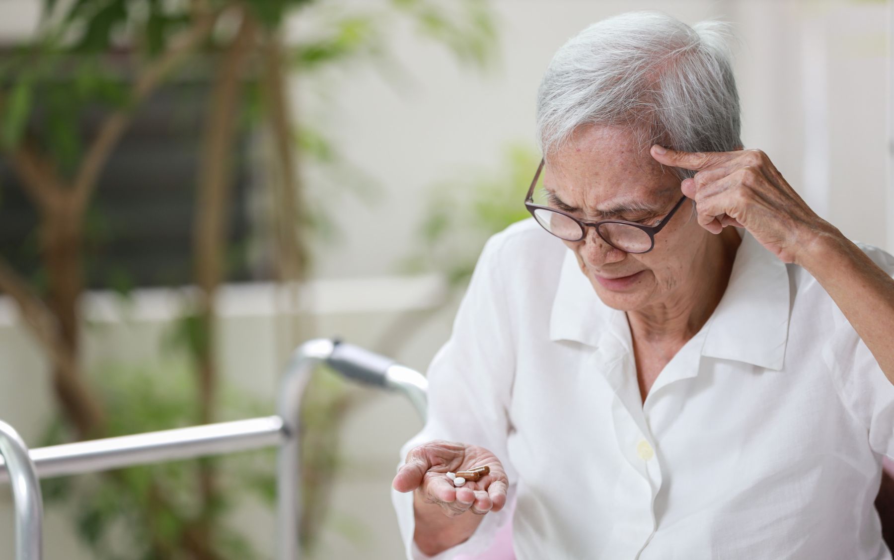 lu-lan-o-nguoi-cao-tuoi-nguyen-nhan-dau-hieu-va-cach-cham-soc-tai-nha