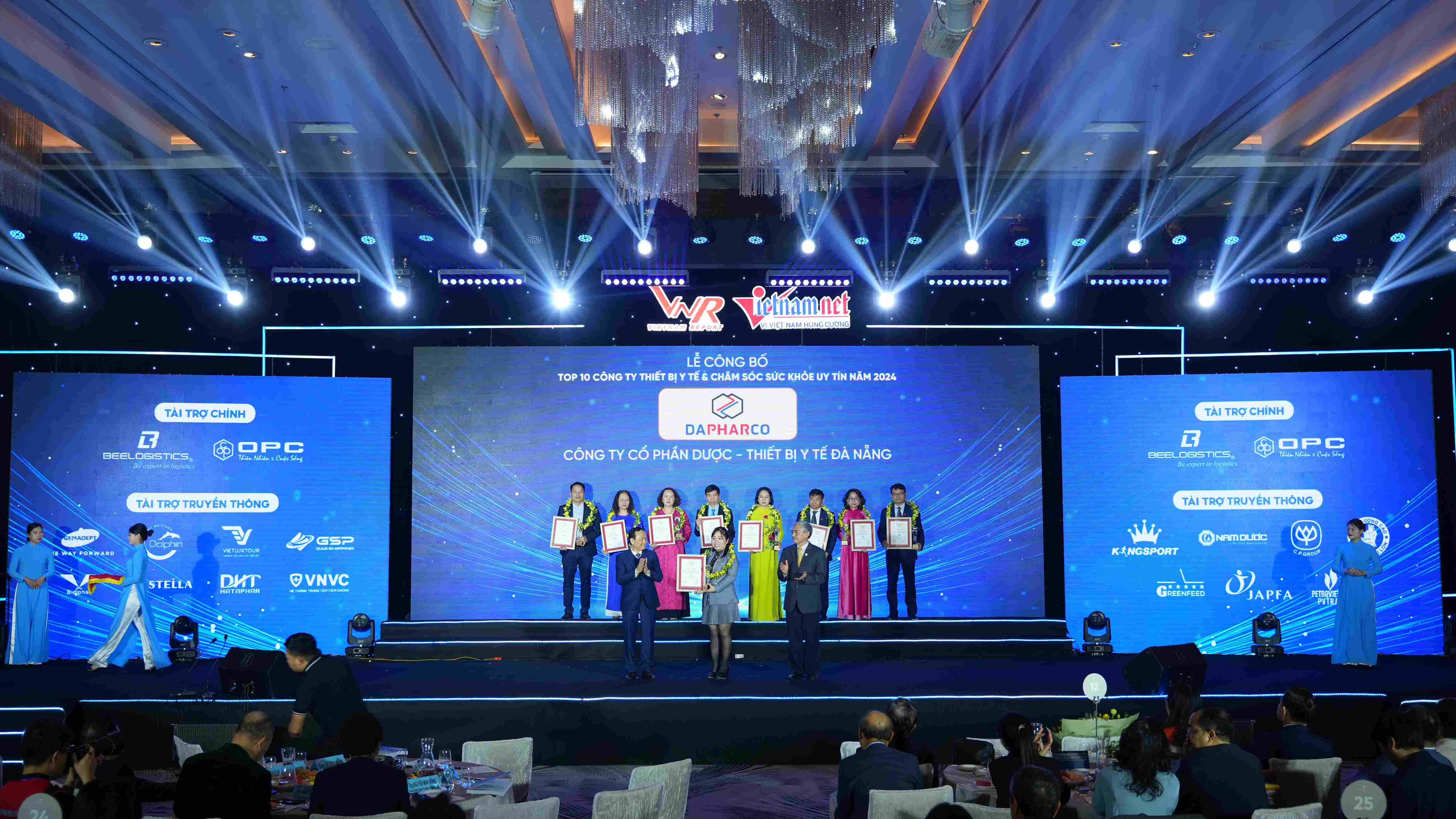 chuc-mung-dapharco-dat-danh-hieu-top-10-cong-ty-thiet-bi-y-te-cham-soc-suc-khoe-uy-tin-nam-2024