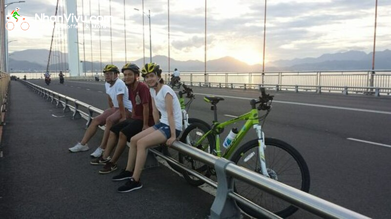 Cầu cao nhất thành phố, là nơi lý tưởng để ngắm bình minh hoặc hoàng hôn.