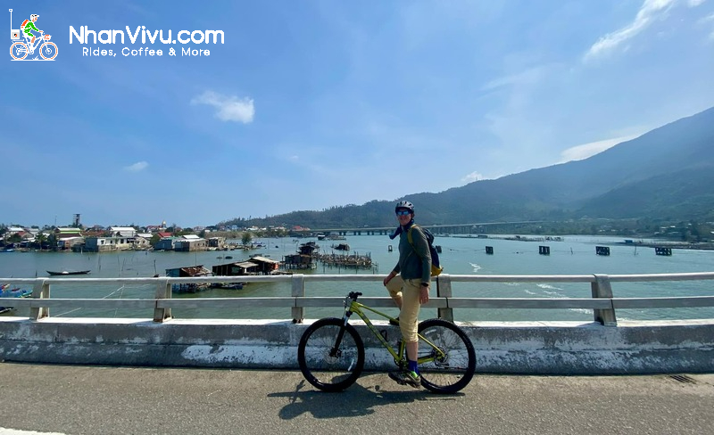 (5:00 - 8:00) không khí trong lành, đường vắng, thích hợp cho việc đạp xe