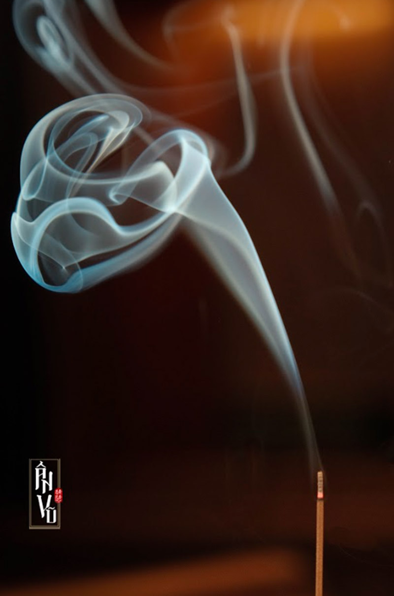 khói nhang trầm hương
