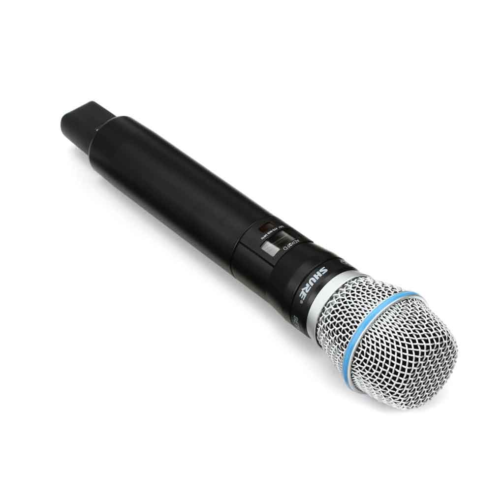 Micro không dây cầm tay Shure ADX2FD/B87A hình đang được miêu tả chụp góc nghiêng với thiết kế màng lưới bảo vệ micro có mày trắng bạc