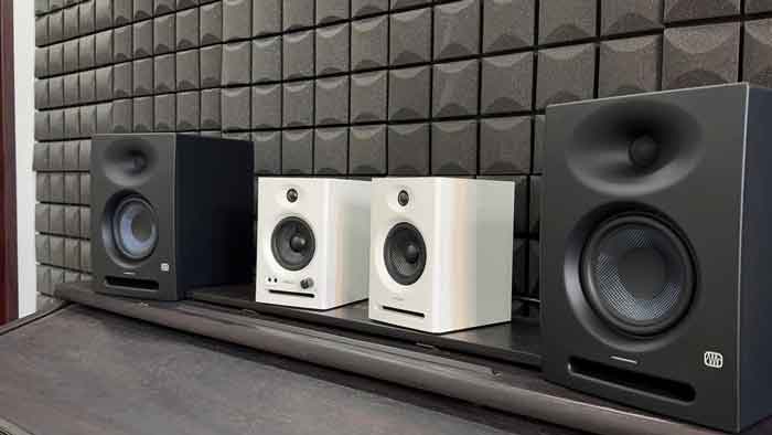 Review Loa Kiểm Âm Ortizan C7 hình đang miêu tả có cặp loa kiểm âm màu đen hai bên ngoài cùng Có thể là dòng JBL 305P MkII (hoặc tương đương) với thiết kế waveguide hình "dạng loa kèn" đặc trưng.