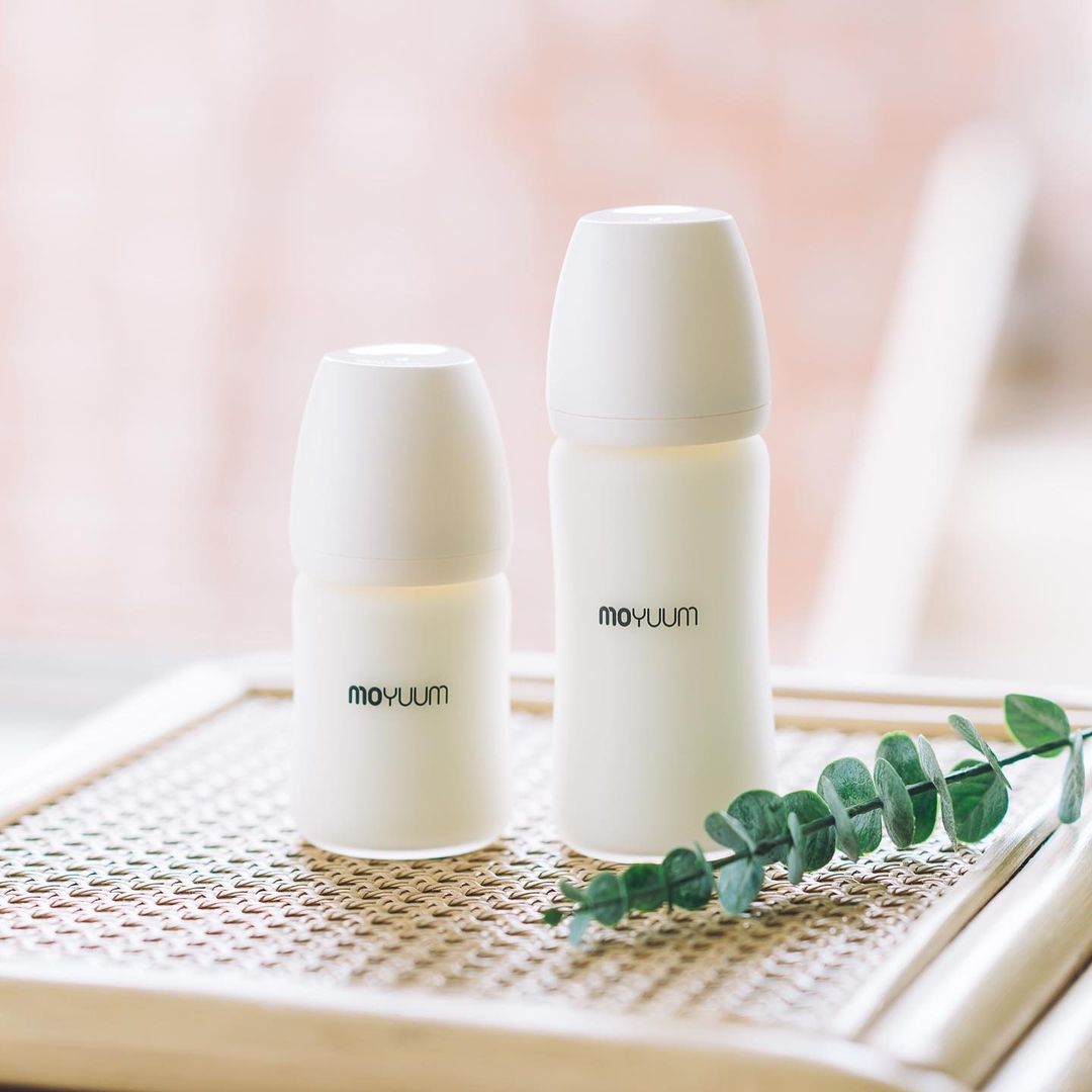 Bình sữa Moyuum thủy tinh bọc silicon đơn giản mà vô cùng tinh tế
