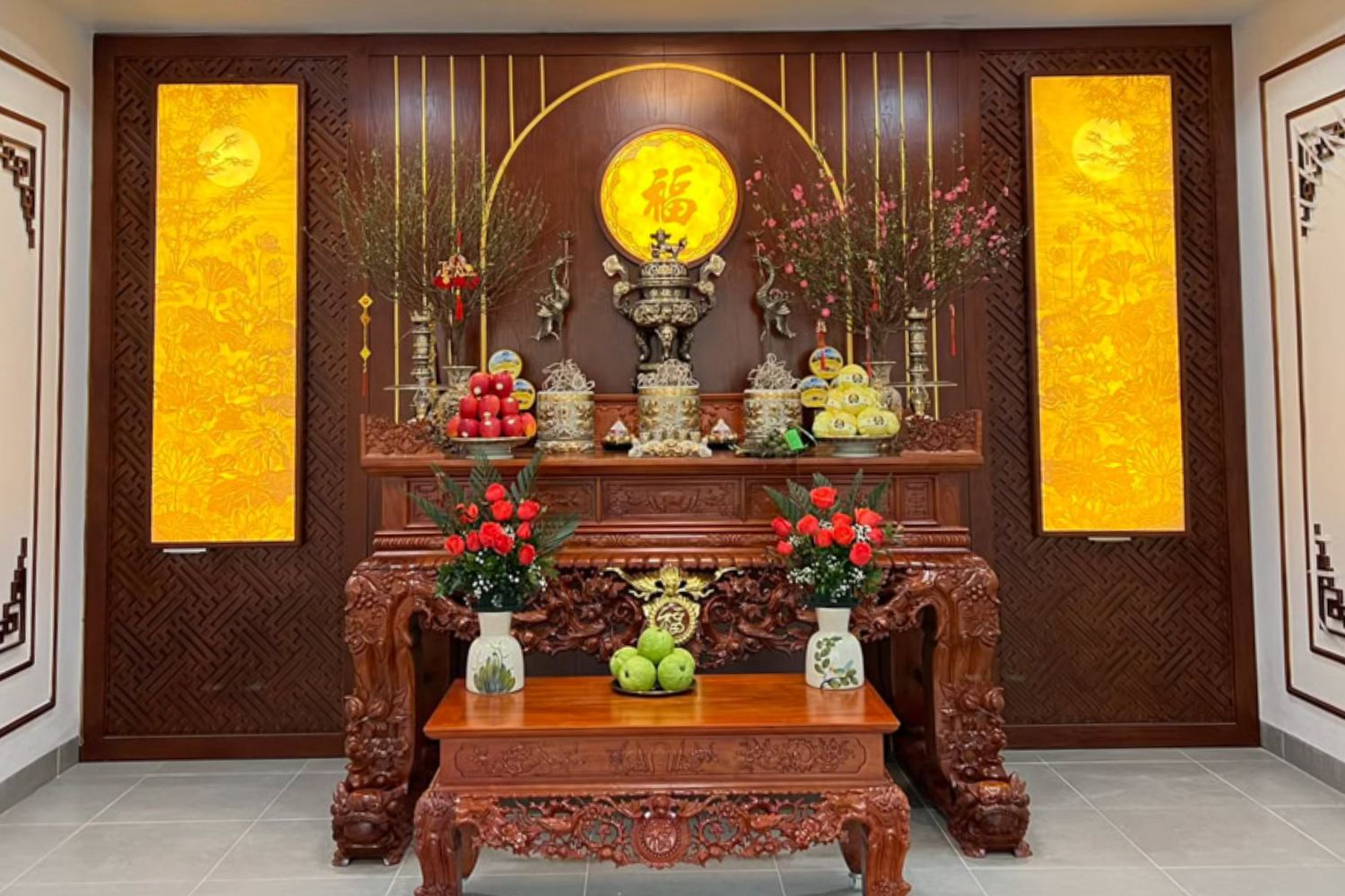 Bàn thờ có 3 bát hương