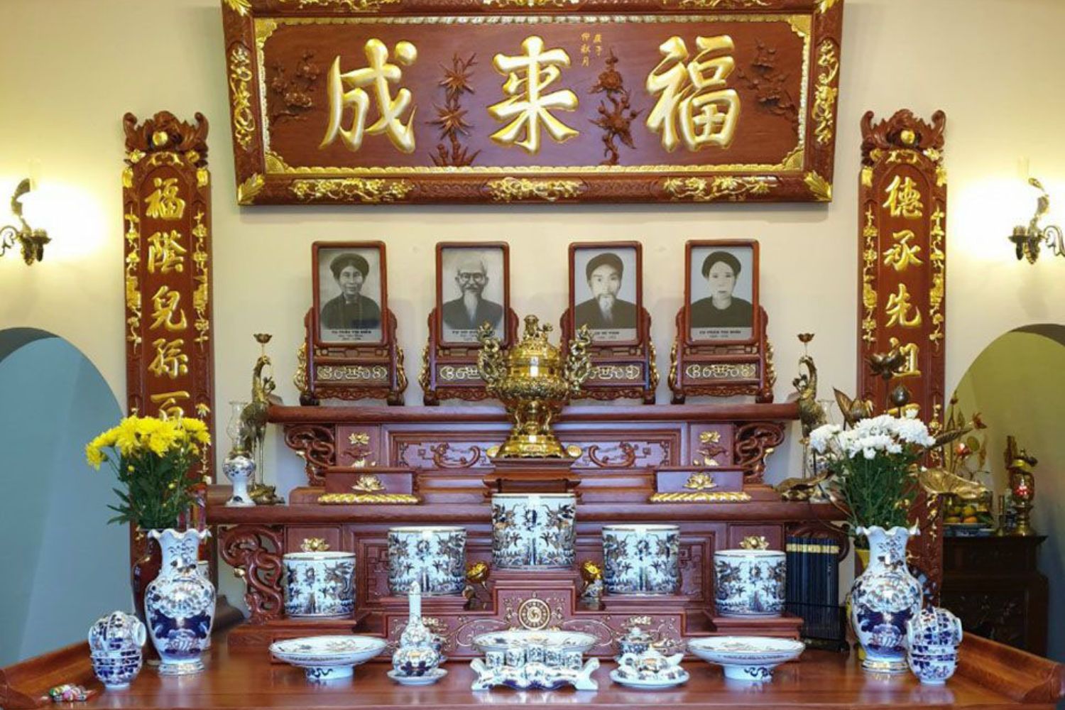 Bàn thờ có 5 bát hương thờ cả bên nội và bên ngoại