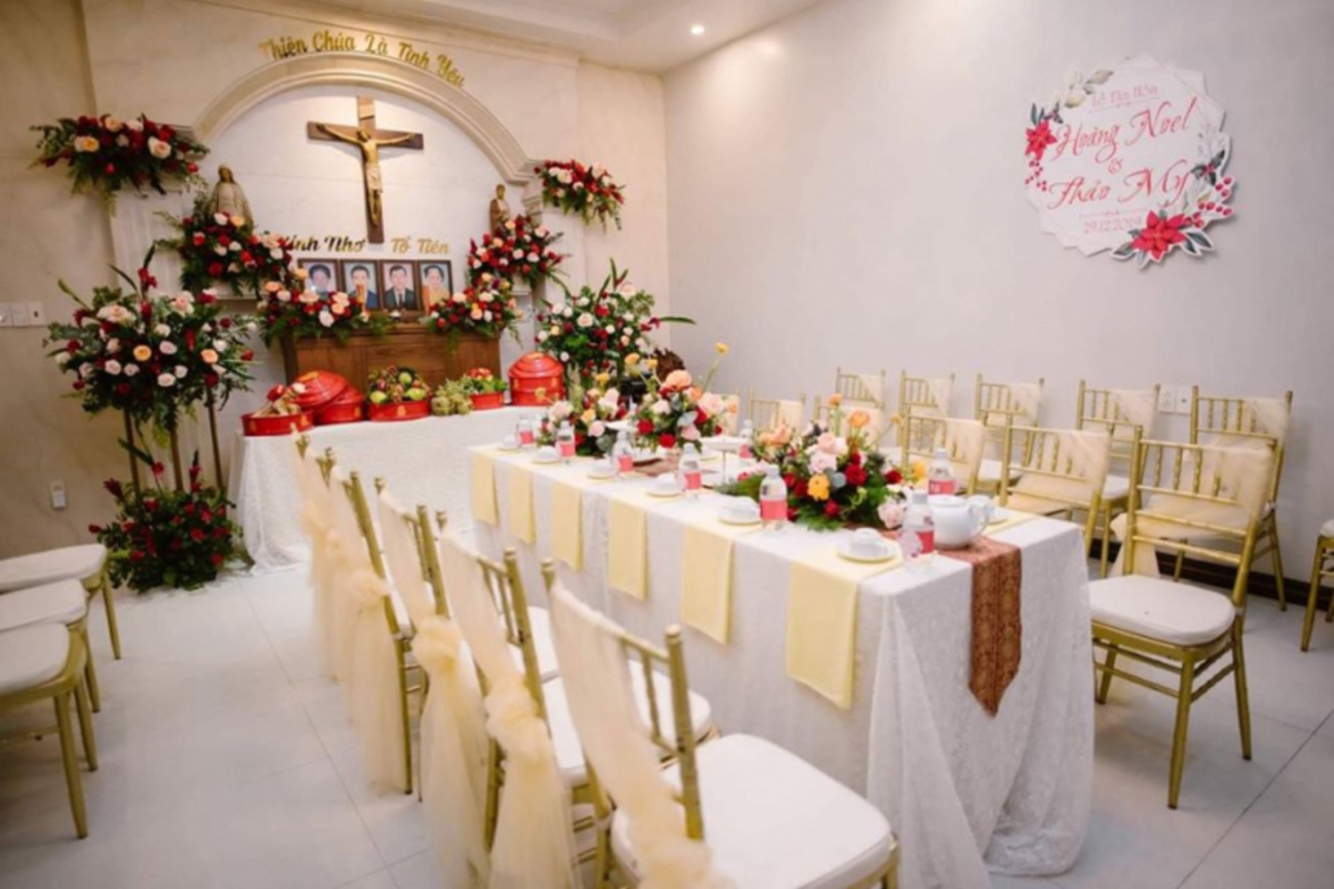 Bàn thờ gia tiên công giáo luôn được bố trí trang nghiêm