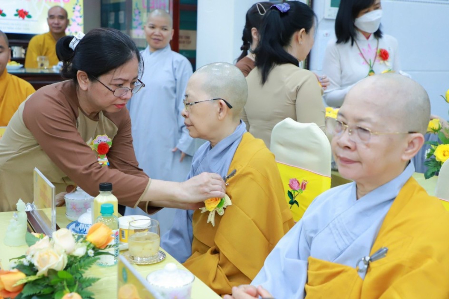 Cách cài bông hồng Vu Lan đúng và các ý nghĩa sâu sắc