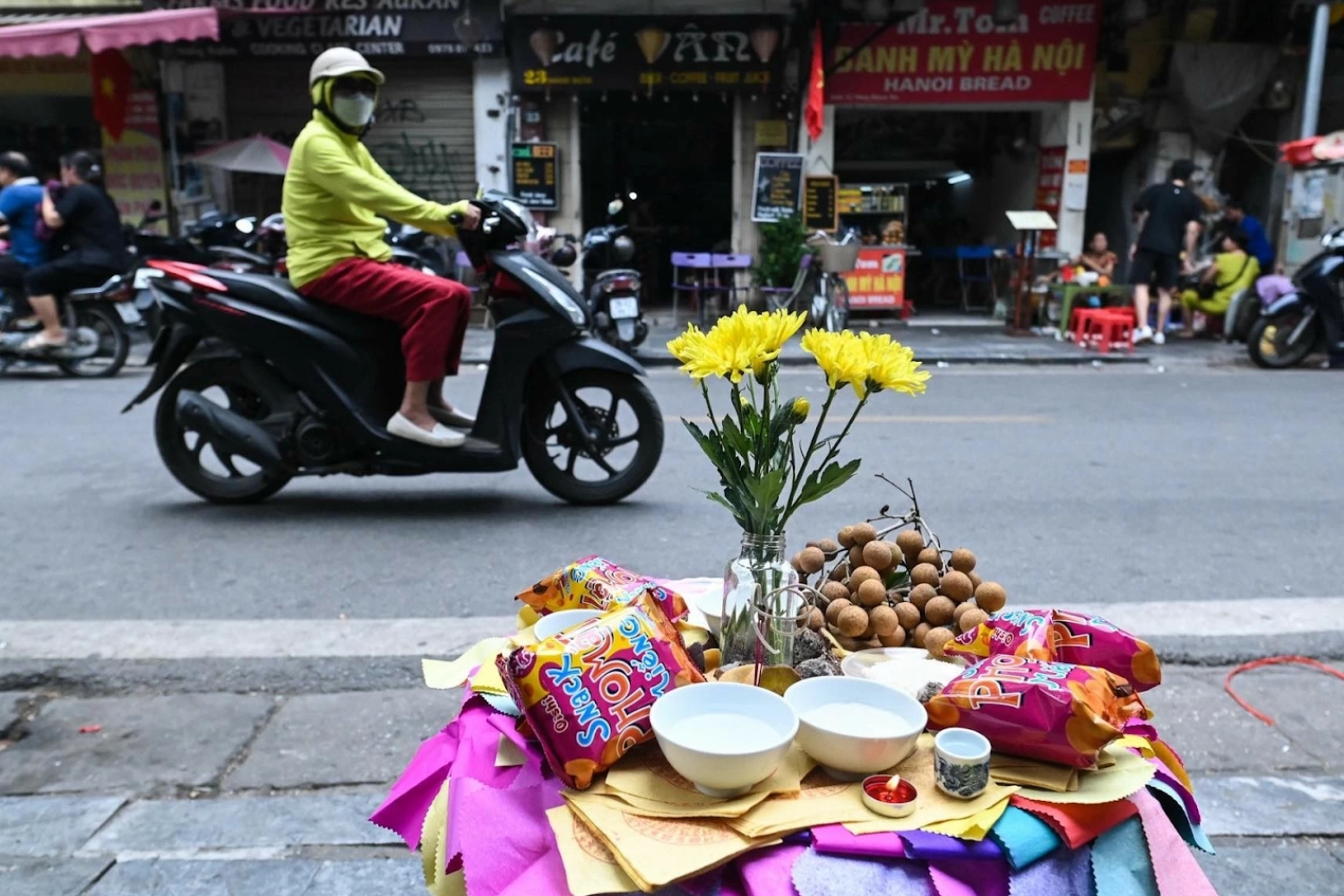 Cách sắp xếp lễ vật cúng rằm tháng 7 ngoài trời