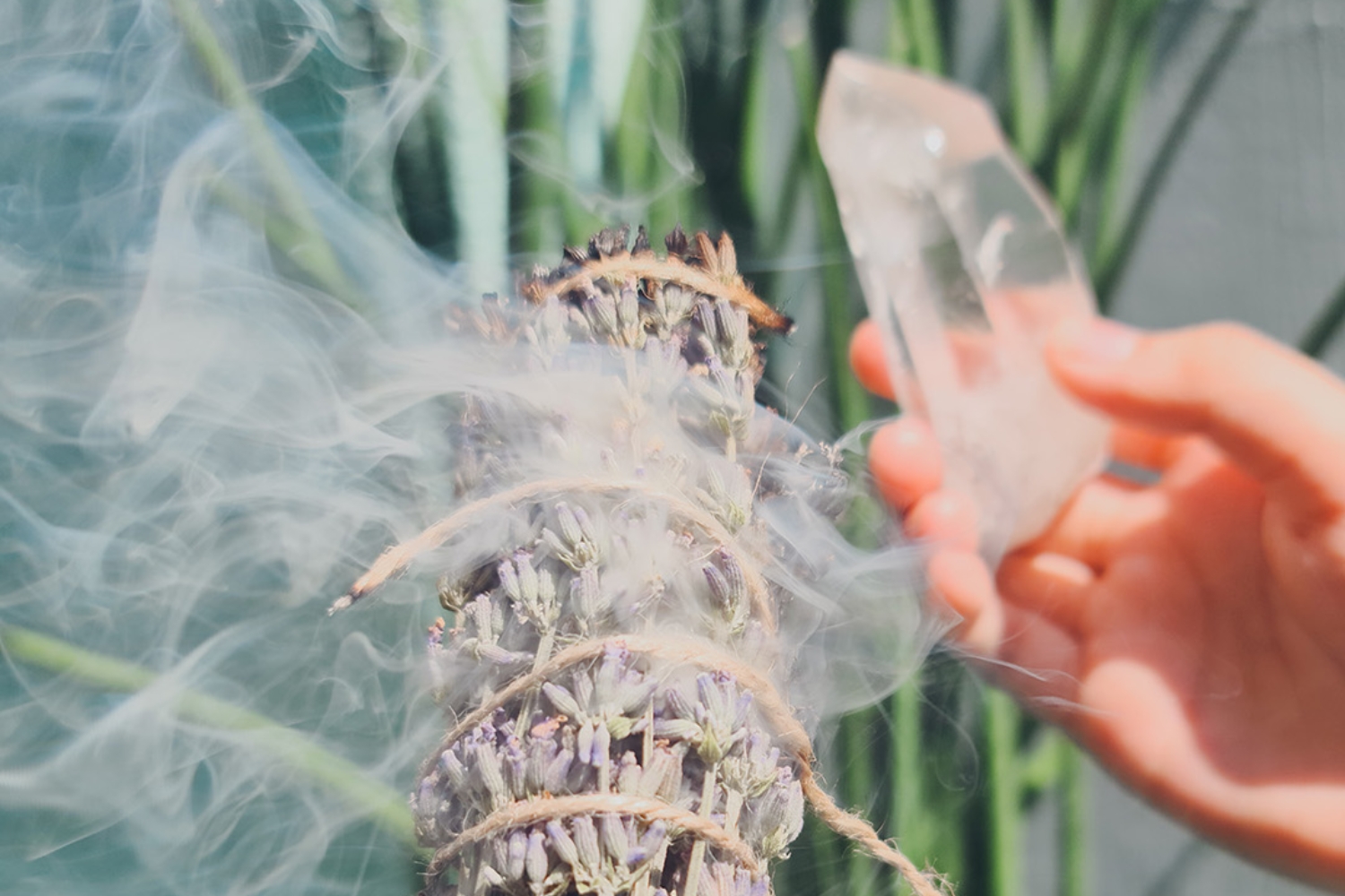 Cách thanh tẩy đá bằng xô thơm, gỗ trắc xanh