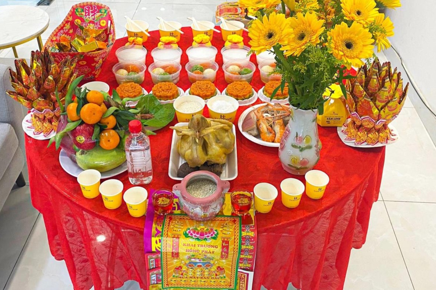 Dựa vào hình cúng khai trương, gia chủ có thể dễ dàng hình dung cách sắp đặt sao cho vừa đẹp mắt vừa hợp phong thủy