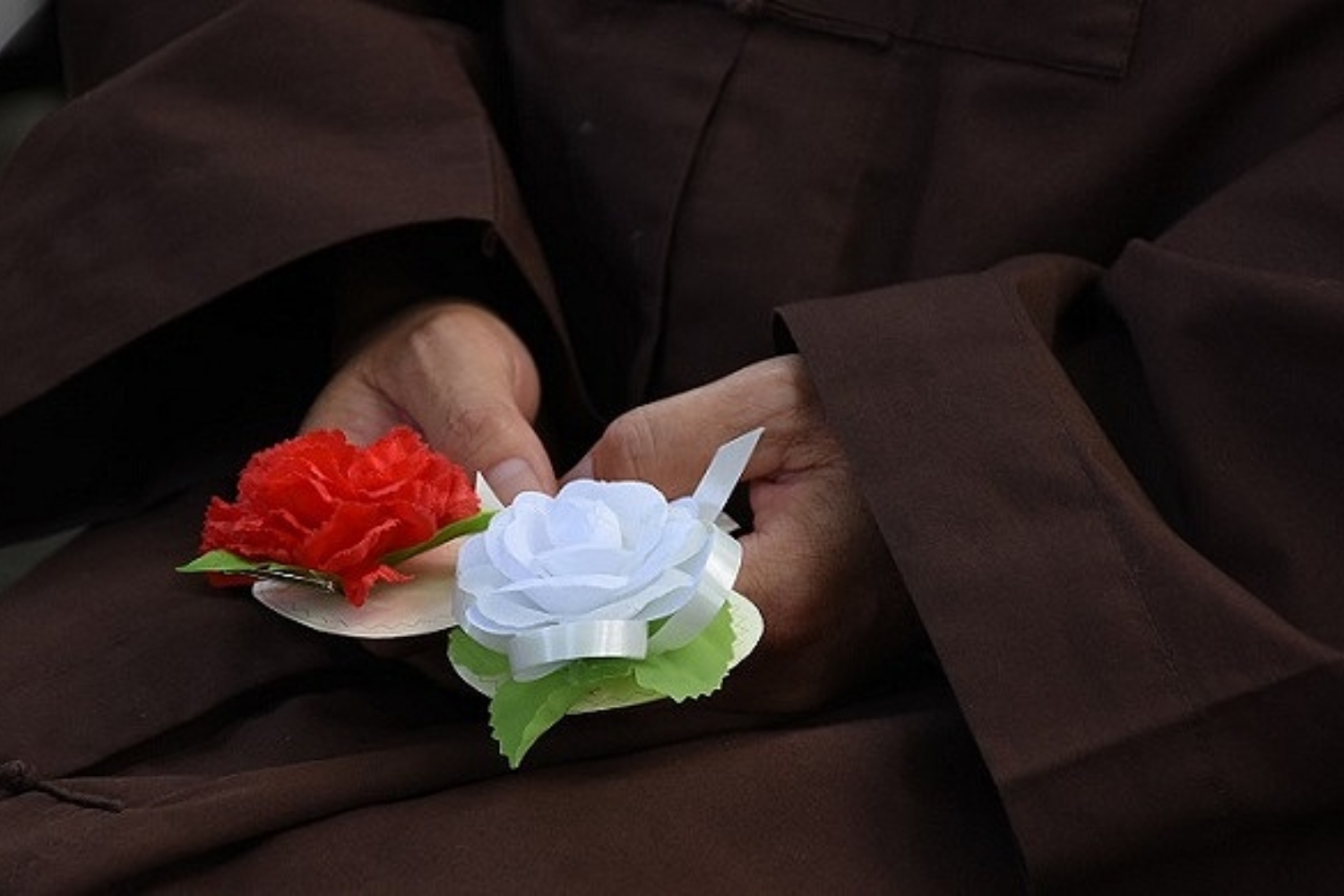 Giải đáp biểu tượng bông hồng cài áo trong lễ Vu Lan