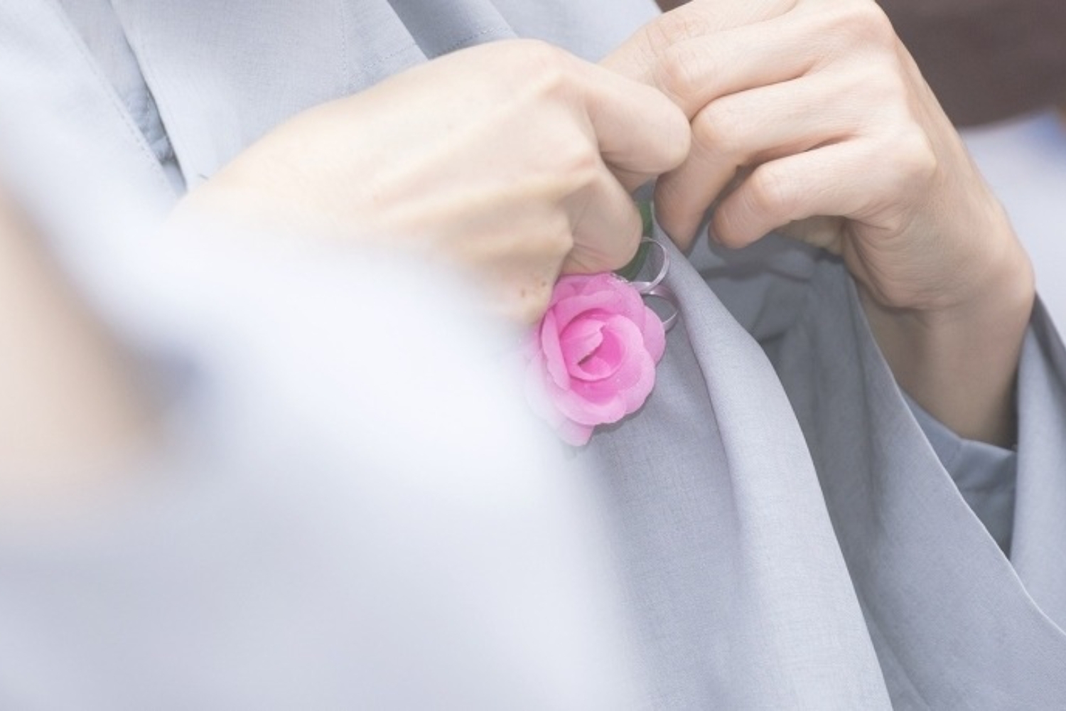 Hoa hồng đỏ dành cho những người còn cha mẹ, màu hồng dành cho người còn mẹ nhưng đã mất cha và hoa trắng dành cho những người không may đã mất cả cha lẫn mẹ.