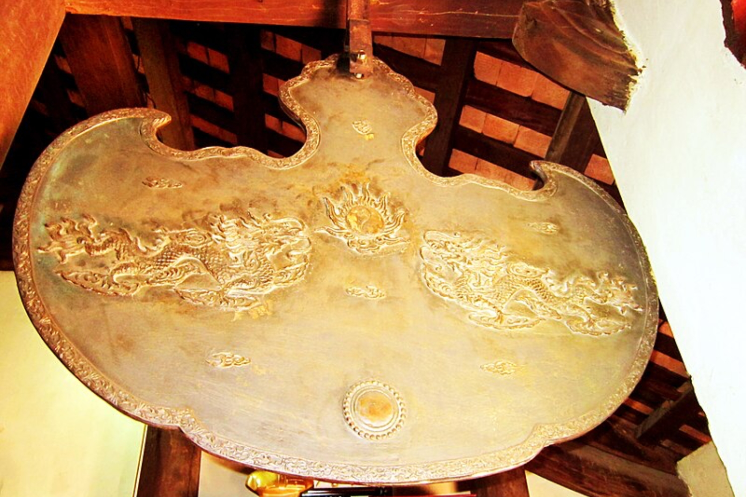 Khánh là pháp cụ hỗ trợ tụng niệm hiệu quả