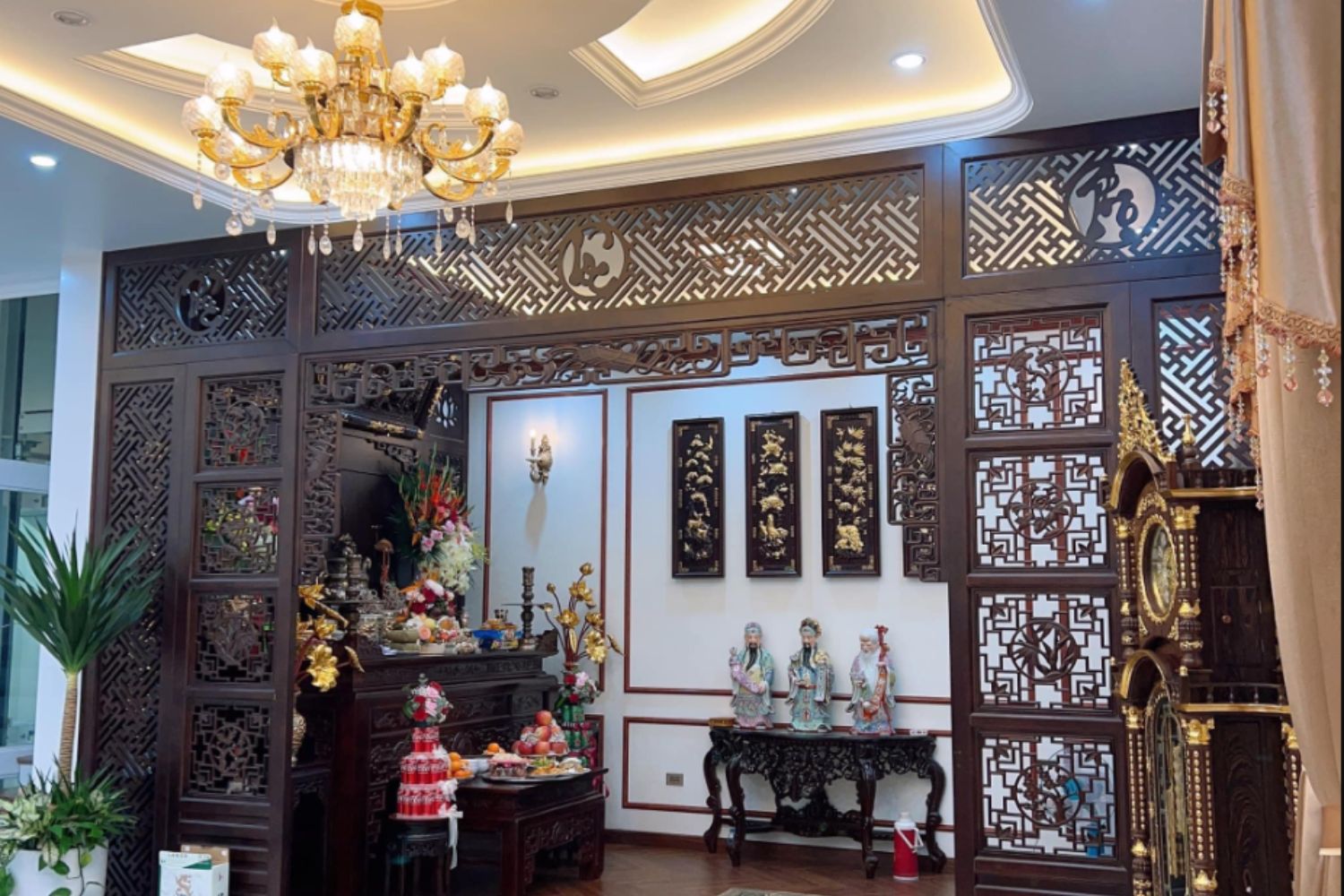 Kiêng đặt bàn thờ đối diện cửa chính hoặc lối đi