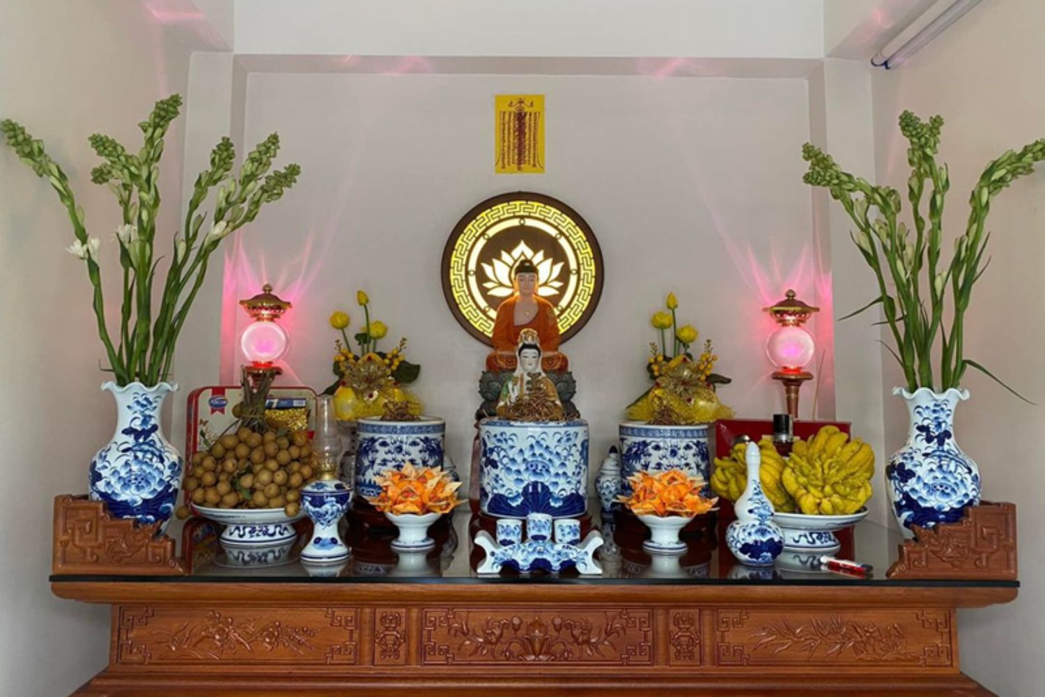 Kiêng kỵ khi đặt bàn thờ gần nhà vệ sinh hoặc bếp