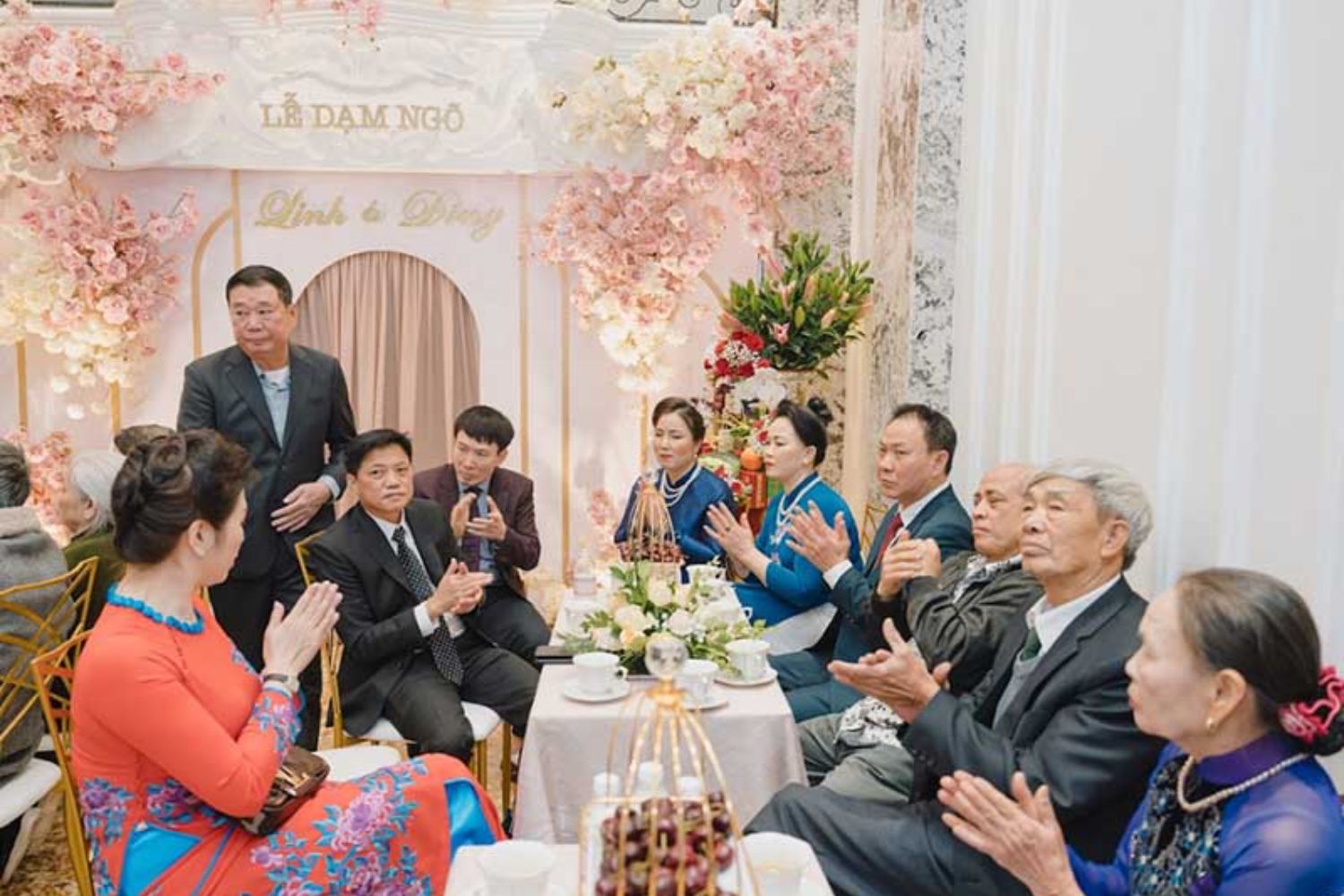 Lễ dạm ngõ thường giới hạn số lượng người, chỉ có đại diện hai bên gia đình tham dự