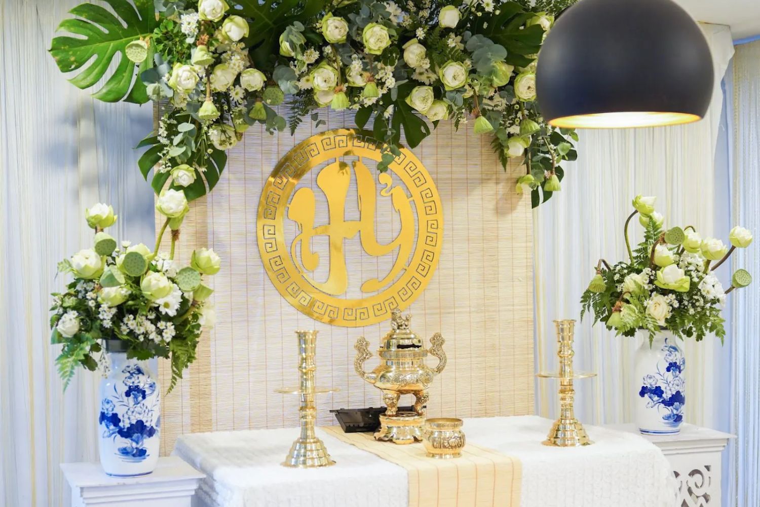 Lư đồng, chân đèn, bát nhang là những vật cần có trên bàn thờ gia tiên đám cưới