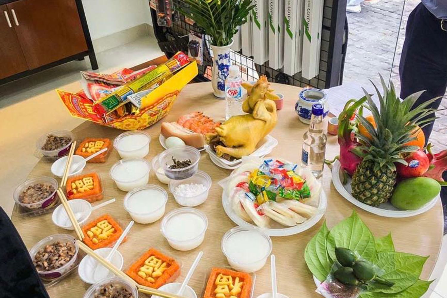 Mâm cúng động thổ cần được chuẩn bị chu đáo, tỉ mỉ