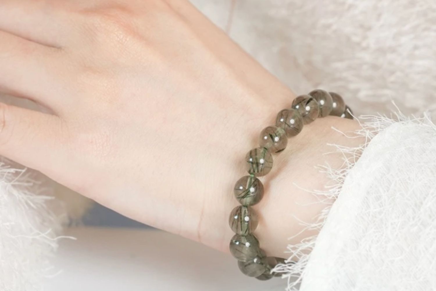 Mệnh mộc đeo các loại vòng phong thuỷ màu xanh lá cây