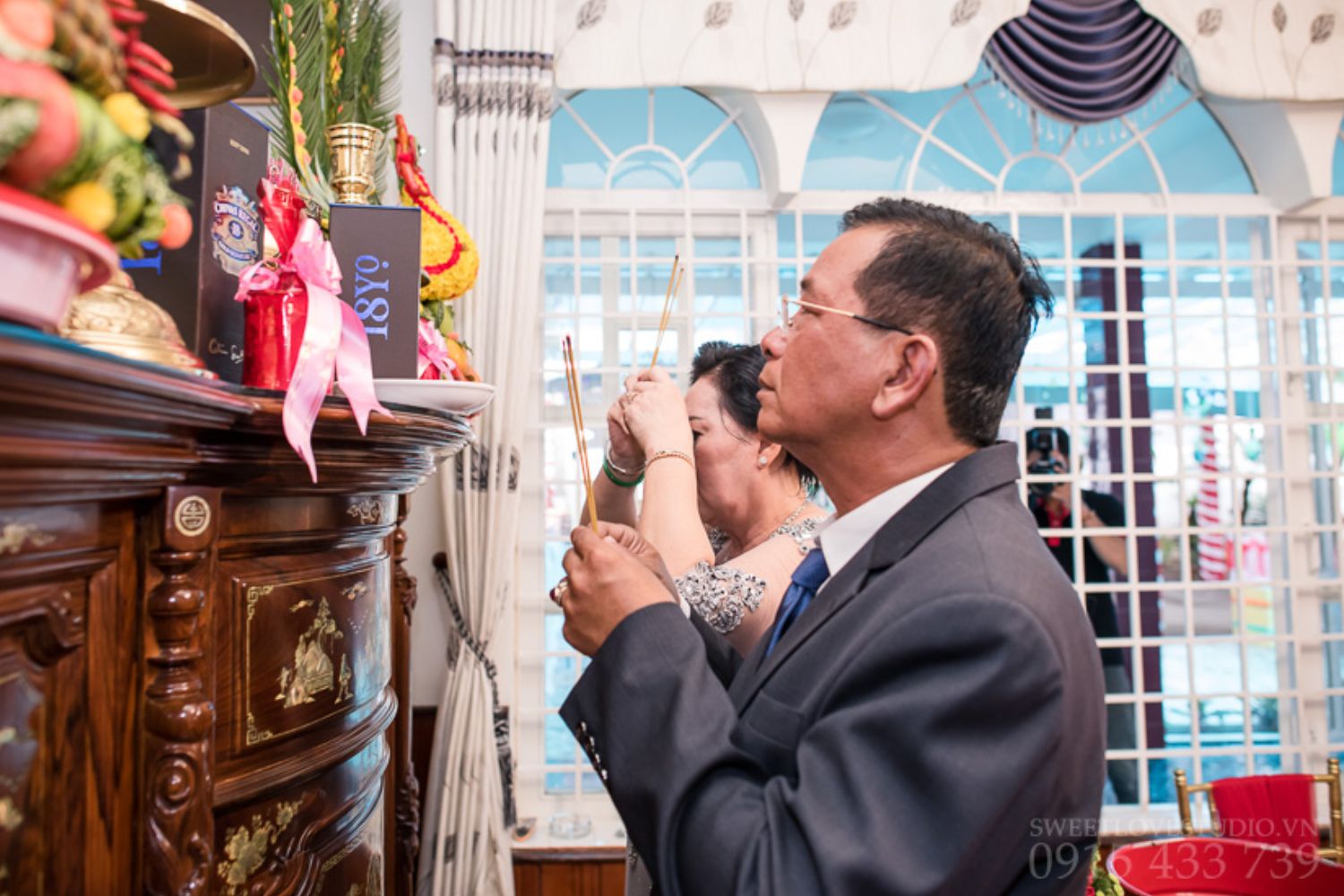 Nhà trai mang lễ vật dạm ngõ thể hiện sự tôn trọng đối với bên nhà gái