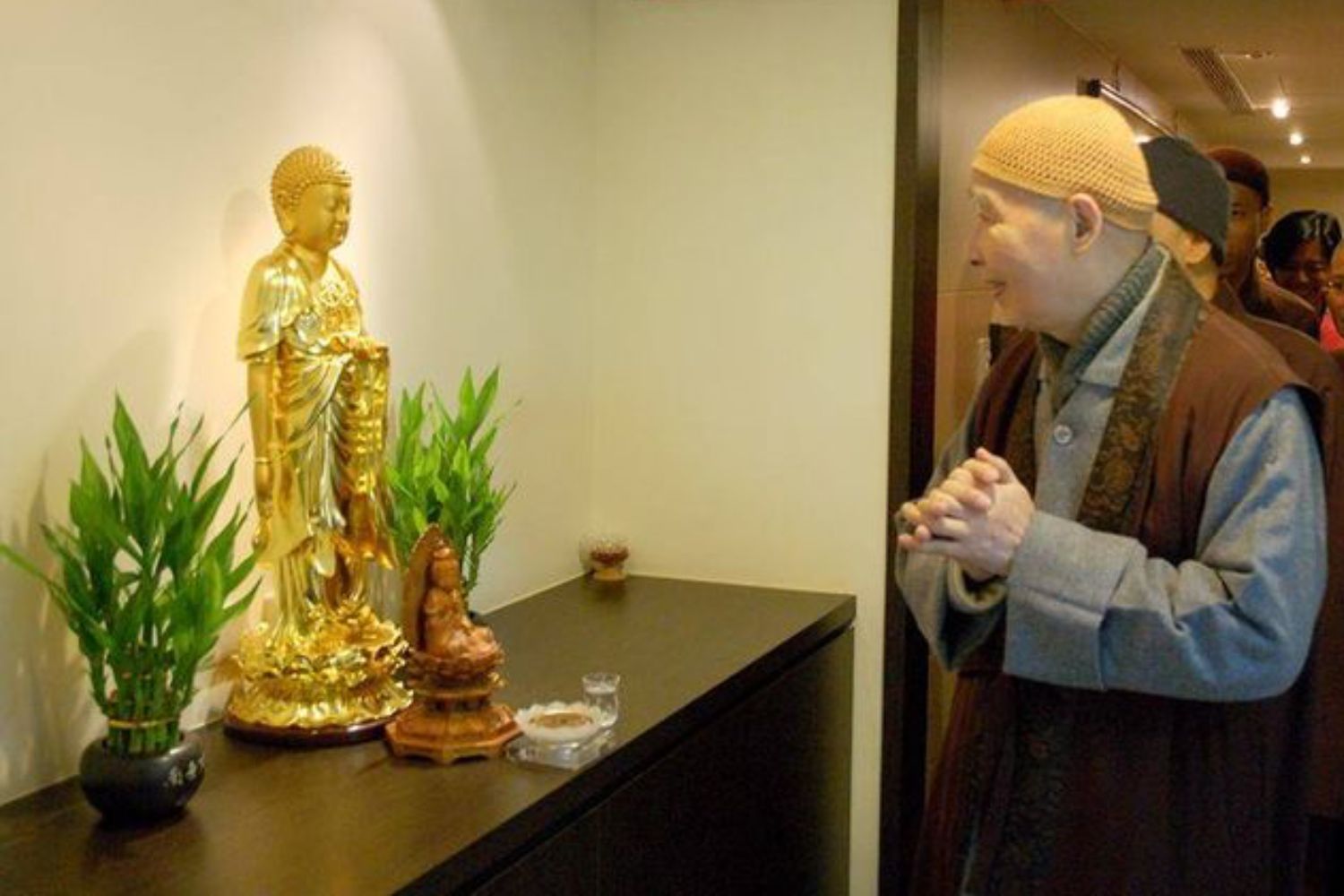 Những lưu ý khi dâng nước lên bàn thờ Phật