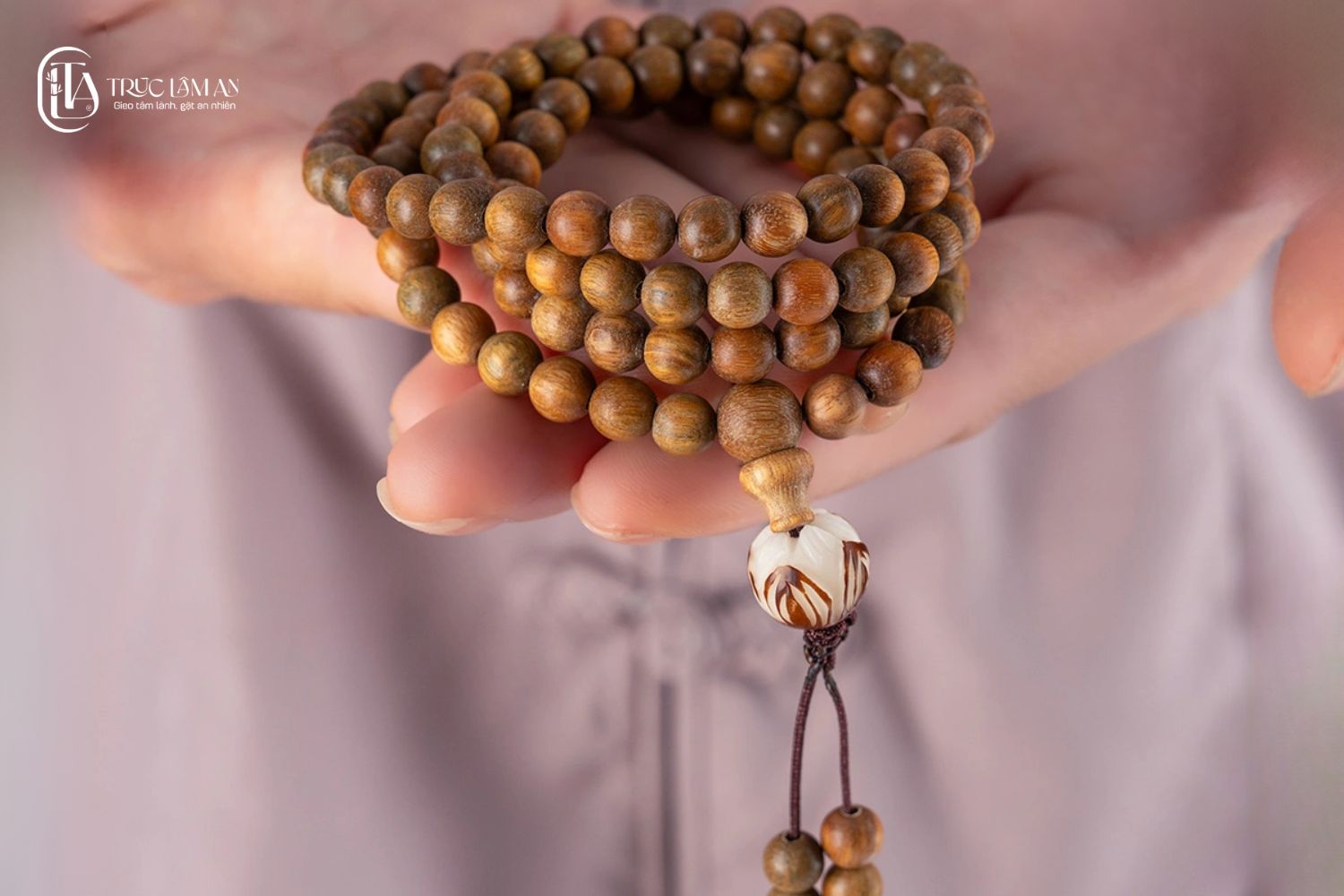 Niệm bằng cách lần chuỗi (tràng hạt)