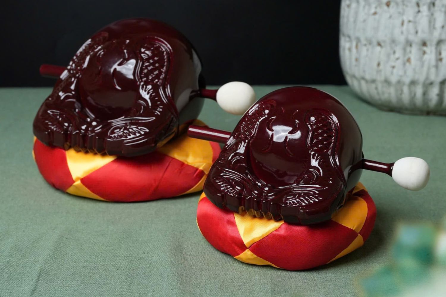 Việc chọn loại nào tùy thuộc vào mục đích, nhưng quan trọng là sự đồng bộ về kích thước và âm thanh để tạo sự cân bằng trong quá trình tụng kinh.