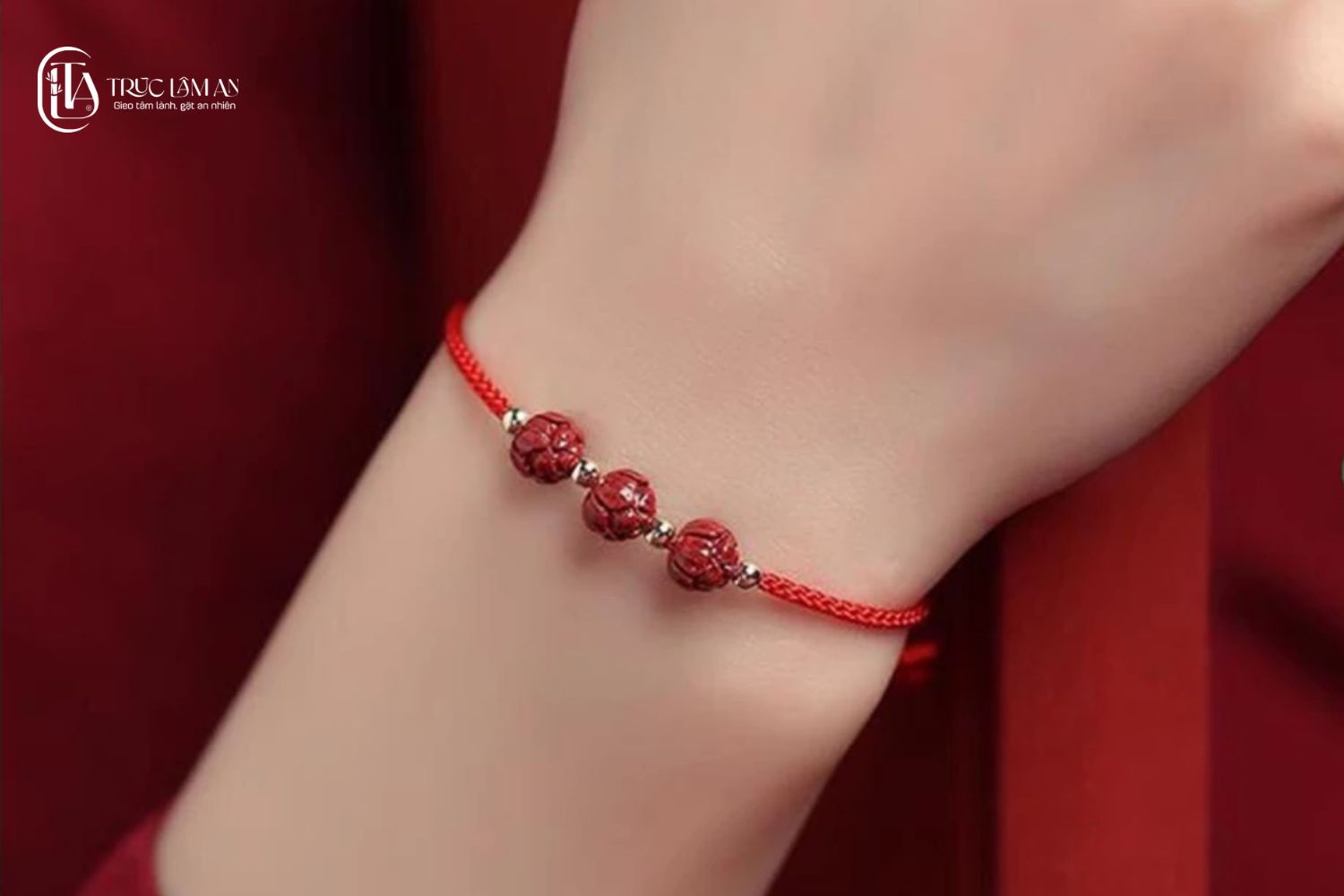 Vòng tay Chỉ Đỏ Chu Sa Tam Bảo mang ý nghĩa bảo hộ, may mắn và tâm linh sâu sắc