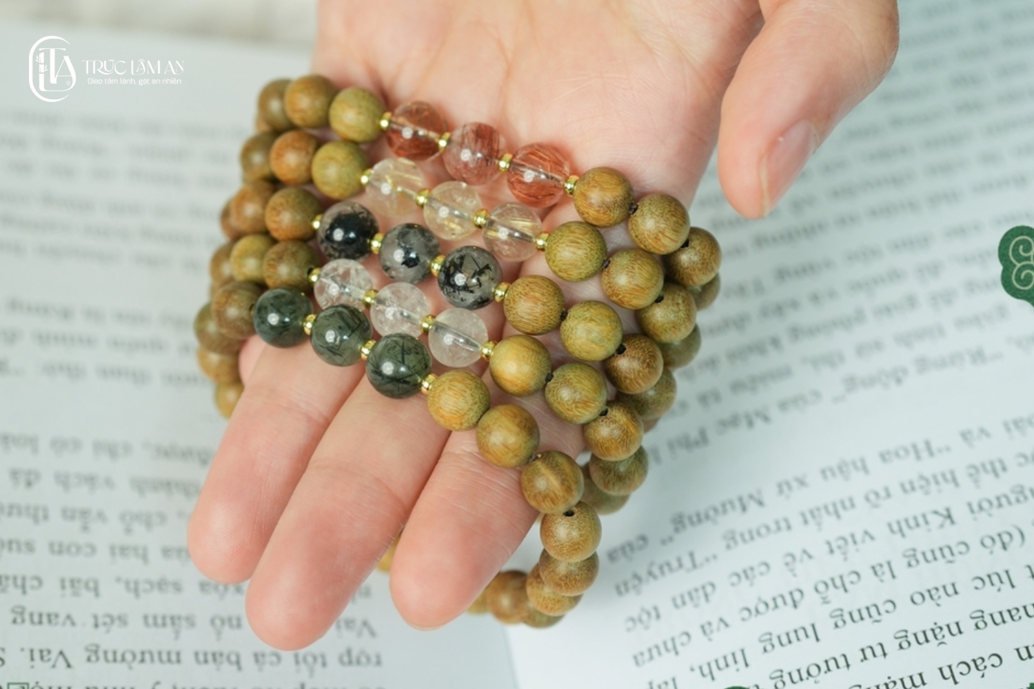 Vòng tay đá Thạch Anh là vật phẩm phong thuỷ giúp giải hạn hiệu quả