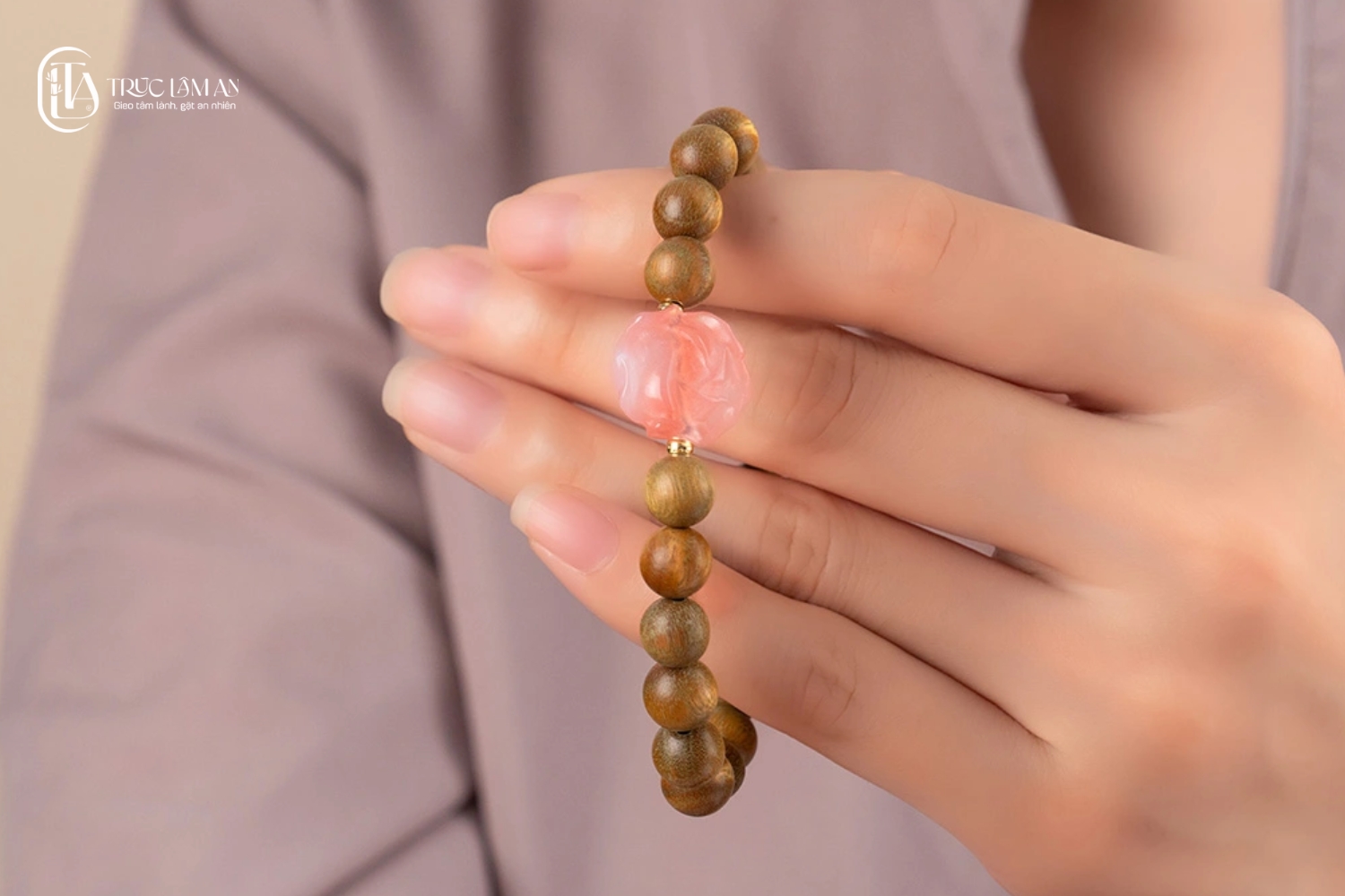 Vòng tay đàn hương charm Mẫu Đơn biểu tượng cho tình yêu viên mãn