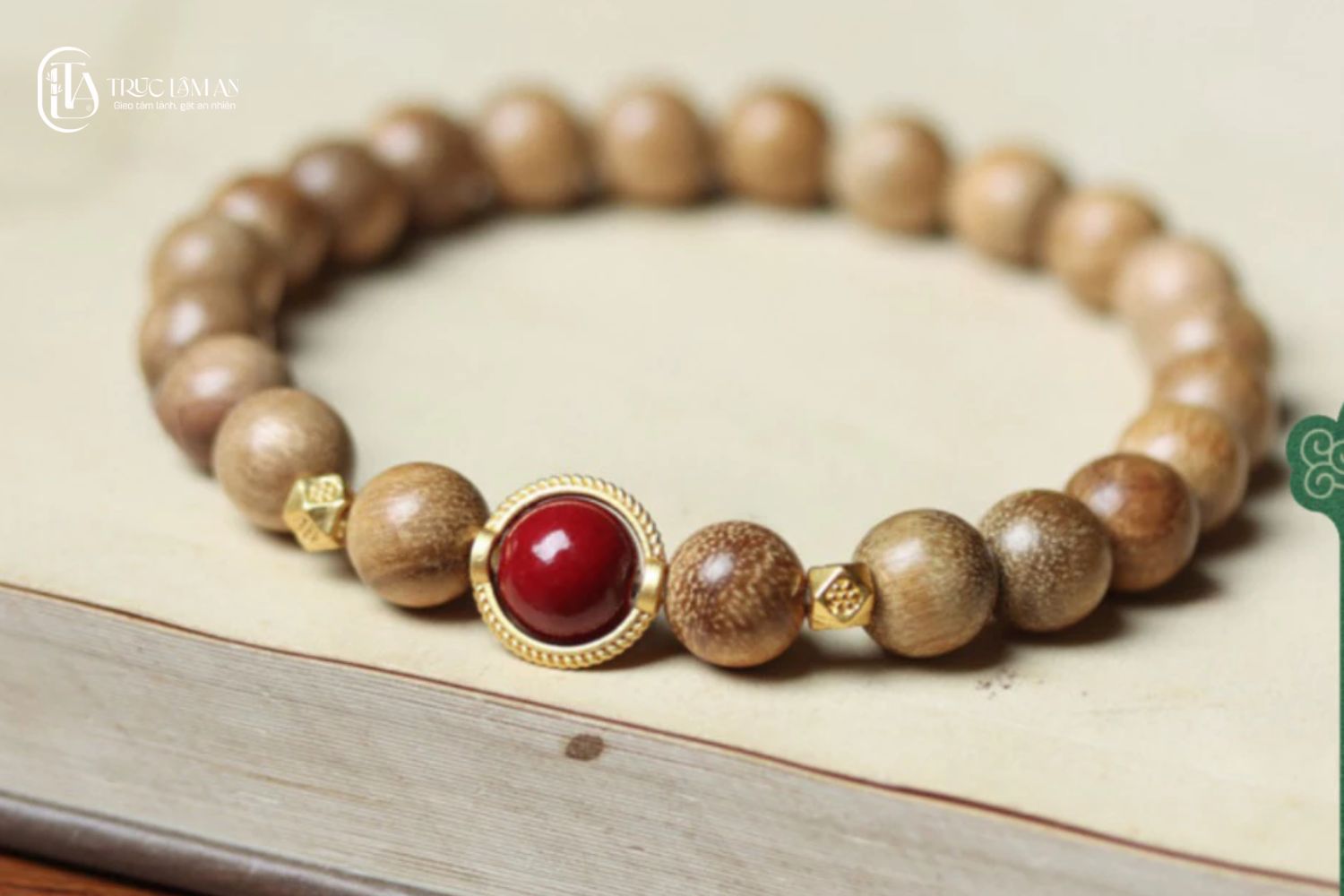 Vòng tay Hoàng Dương Linh Châu Chu Sa, sự kết hợp hoàn hảo giữa gỗ quý và chu sa, mang lại năng lượng mạnh mẽ