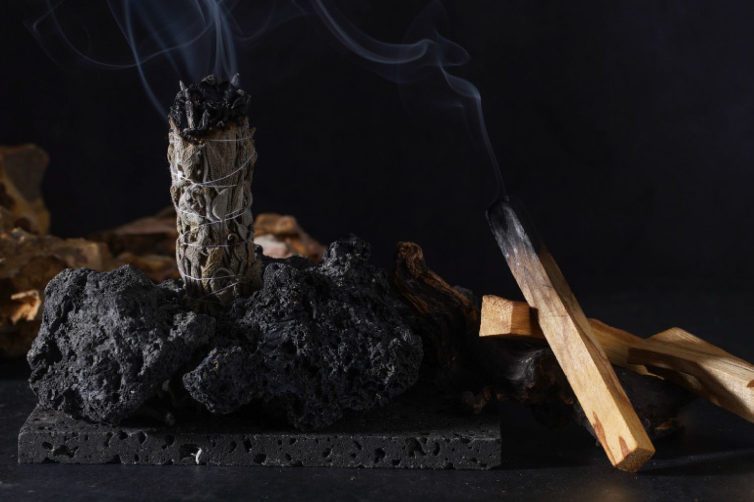 Xô thơm và gỗ trắc xanh là liệu pháp mùi hương giúp thanh tẩy không gian, làm mới năng lượng