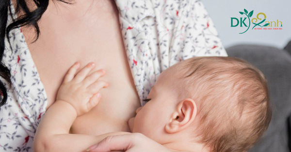 Cho bé bú đều đặn ngay sau khi sinh sẽ giúp mẹ tránh việc căng tức sữa