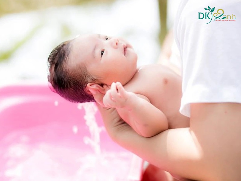 Gội đầu thường xuyên cho trẻ