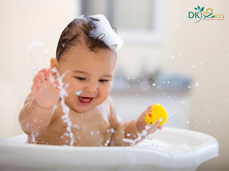 Hướng dẫn cách tắm đúng cách khi trẻ bị sốt