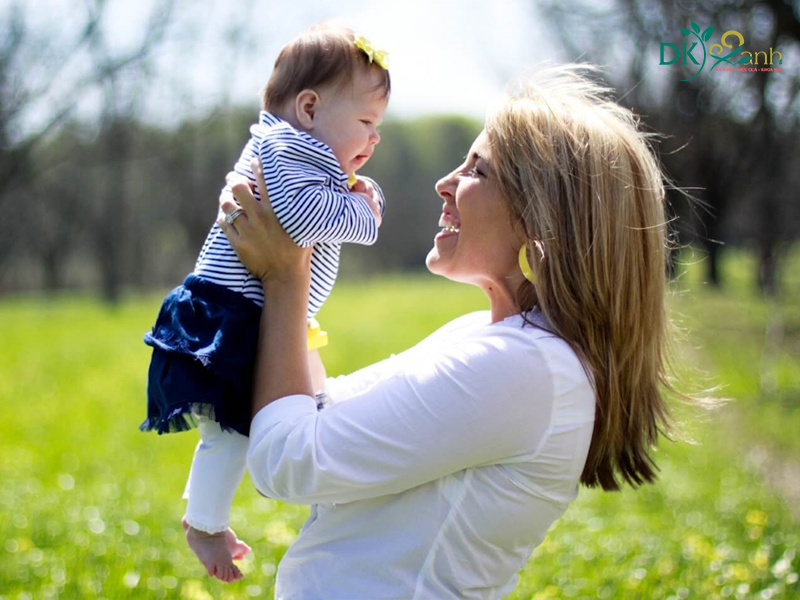 Không để trẻ tiếp xúc trực tiếp với nắng