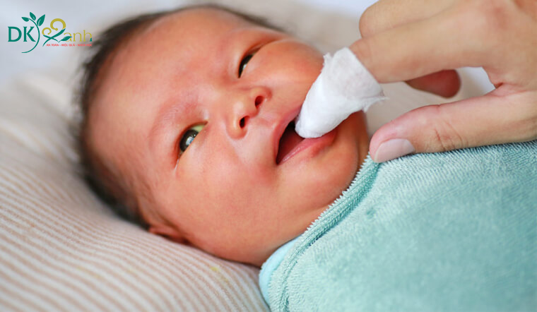 Không làm ẩm gạc trước khi rơ lưỡi