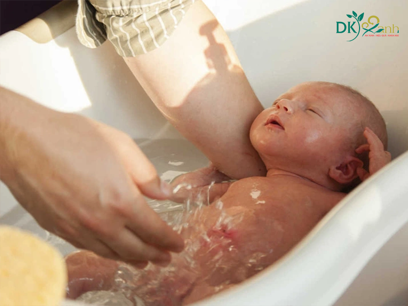 Không nên dùng nước nóng để tắm