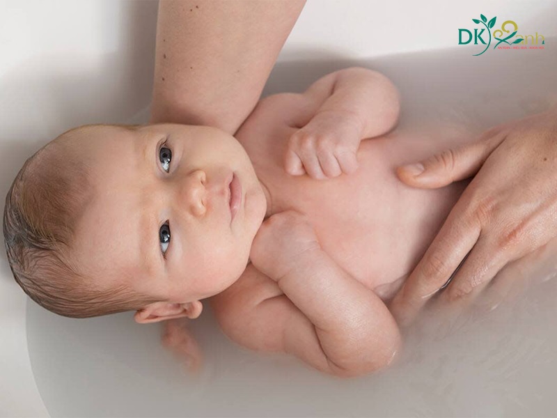 Không nên tắm khi bé đang đói