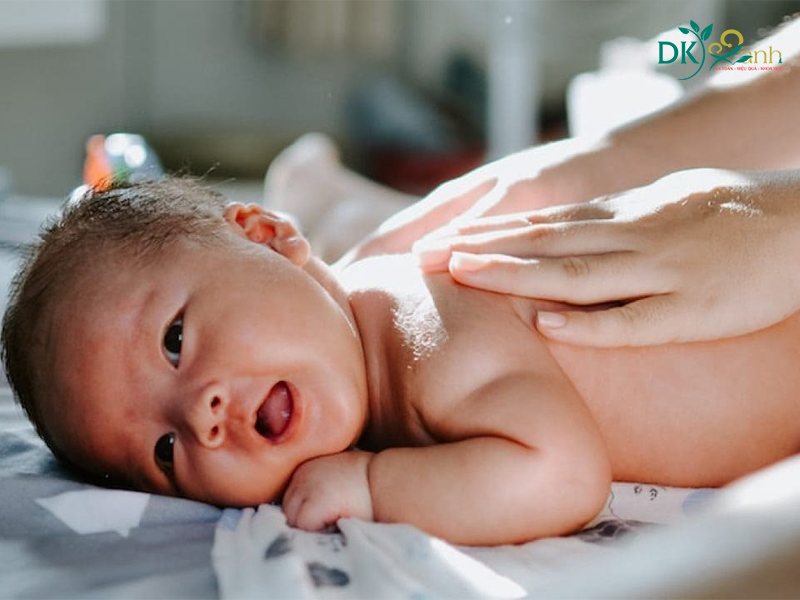 Massage phần lưng để kết thúc tiến trình